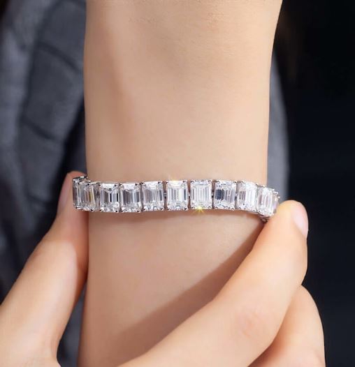 the alaia moisssanite bracelet in sterling silver